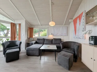 Wohnzimmer mit Sofa und Sessel