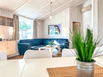 Essbereich mit Blick ins Wohnzimmer