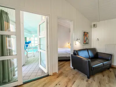 Wohnzimmer mit in den Poolbereich