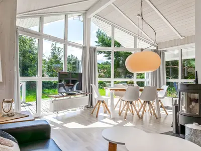 Wohnzimmer mit Zugang zur Terrasse