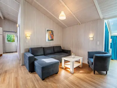 Wohnzimmer mit Sofaecke und Sessel