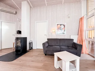 Wohnbereich mit 2-er Sofa und Kamin