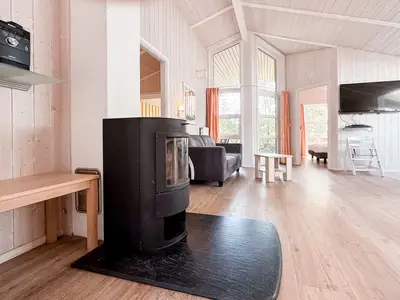 Wohnzimmer mit Kamin und TV