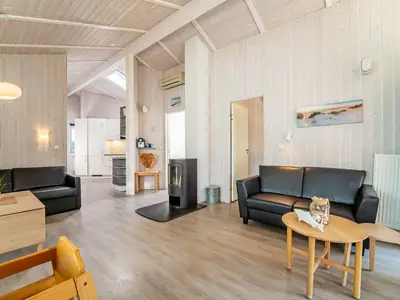 Wohnzimmer mit Blick zur Küche