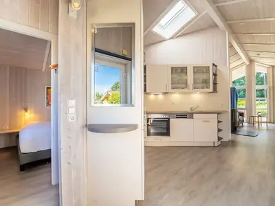 Wohnzimmer mit Blick ins Schlafzimmer und Küche