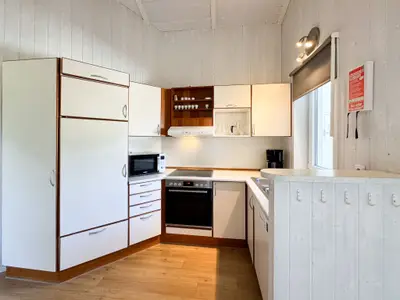 Küche mit Backofen und Spülmaschine