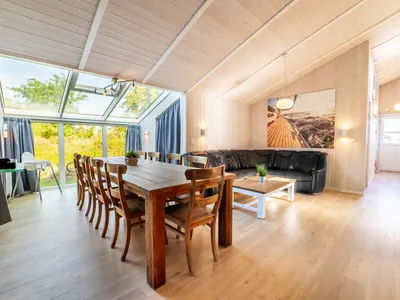 Wohnzimmer mit Essbereich und Sofa