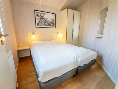 zweites Schlafzimmer mit Einzelbetten und Kleiderschrank