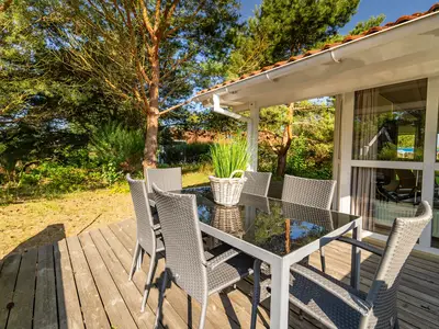 Terrasse mit Gartenmöbeln