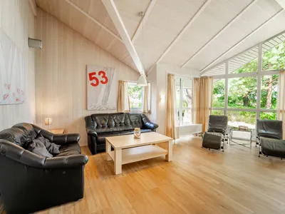Wohnzimmer mit 2-er Sofa und Sesseln