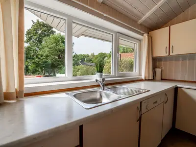 Küche mit Spülmaschine