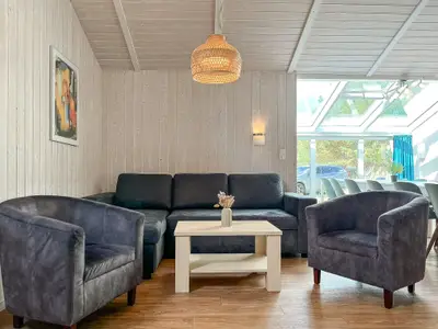 Wohnzimmer mit Sofa und Sessel