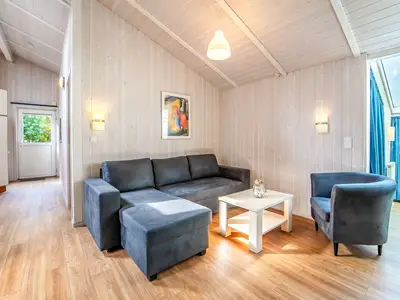 Wohnzimmer mit mit Blick zum Eingangsbereich