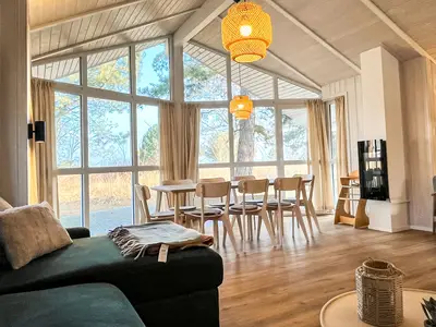 Wohnbereich mit Blick zur Terrasse