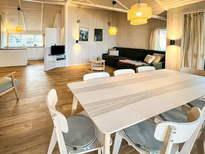 Essbereich mit Blick zum Küchenbereich