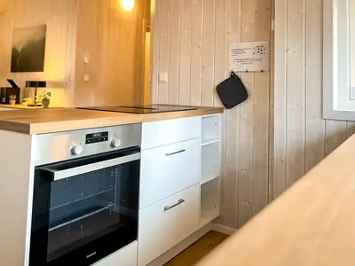 Küche mit Backofen und Herd