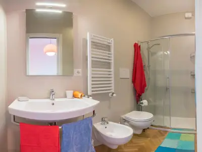 Badezimmer mit Dusche