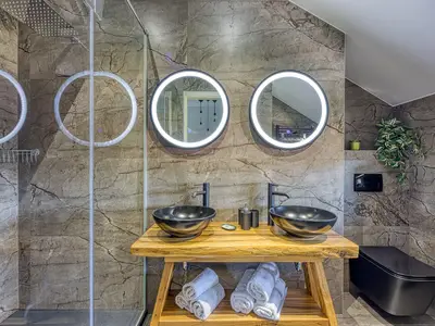 Badezimmer mit Dusche