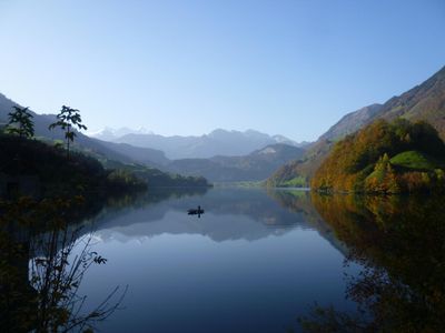 Lungerersee mit Blick in Berner Alpen