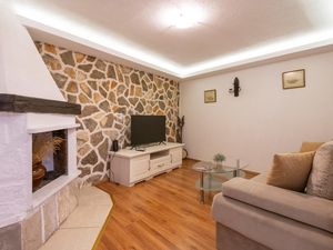 23725671-Ferienhaus-4-Makarska-300x225-1