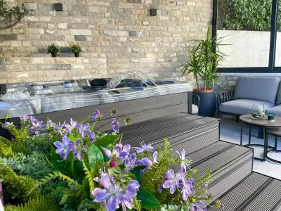 Überdachte Loungeecke mit Whirlpool: Entspannung und Luxus vereint