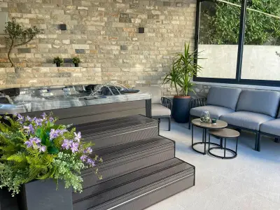 Überdachte Loungeecke mit Whirlpool: Entspannung und Luxus vereint