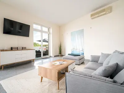 Ferienhaus Seaside House Blick auf die Couch im Wohnbereich