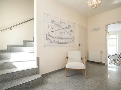 Ferienhaus Seaside House Flur mit Treppe zum Obergeschoss