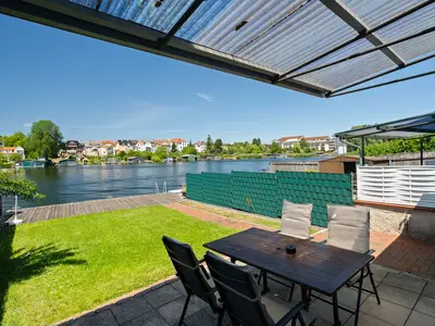 Seehus Malchow Terrasse mit Blick aufs Wasser