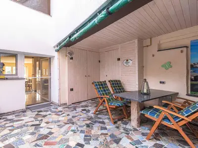 Ferienhaus InselGlück in MalchowBlick auf die überdachte Terasse