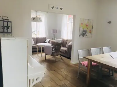 Essbereich mit Blick in den Wohnbereich