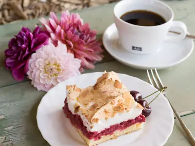 köstliche Kuchen im Feldcafé