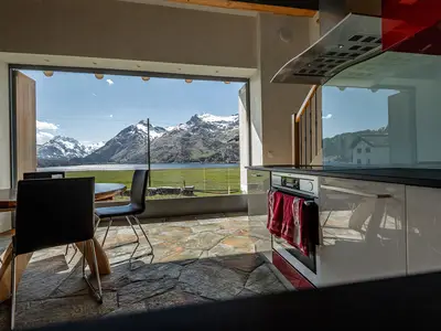 Essbereich mit Küche und einzigartiger Aussicht Richtung Maloja