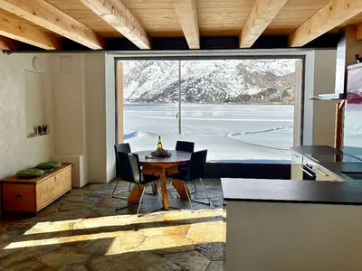 Chalet "Casa Bellavista Isola" für 2-4 Personen - grosses Aussichtsfenster im Wohnbereich