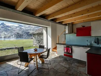 Essraum und Küche mit Aussicht auf den Silsersee - Chalet "Casa Bellavista Isola" für 2-4 Personen