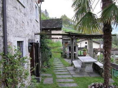 Sitzplatz unter der Pergola vor dem Rustico