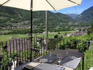 Terrasse mit Sicht zum Lukmanier