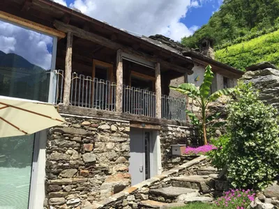 Das Haus befindet sich gleich hinter dem Kehrplatz, nachdem Sie die paar Stufen hochgegangen sind, sehen Sie es links.