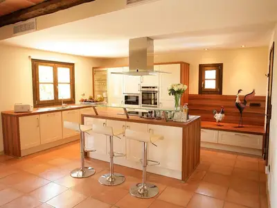 Moderne offene Küche mit Bar-Theke