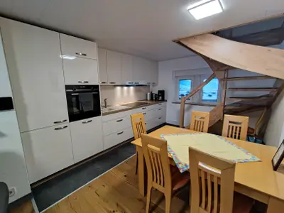 Hochwertige Einbauküche mit Esszimmer