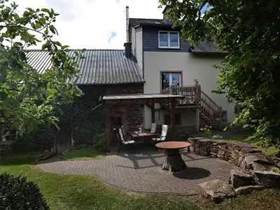 Gartenterasse mit Grillbereich
