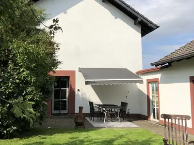 Terrasse mit Sonnenmarkise