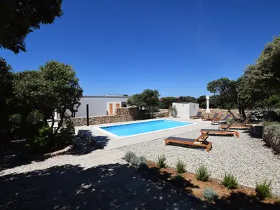 PoolOfHouse