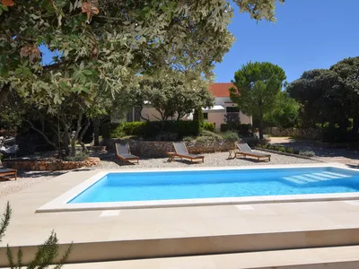 PoolOfHouse