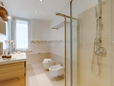 Badezimmer mit Dusche