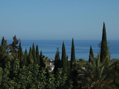 Ausblick aus dem Fenster. Blick über Marbella aufs Meer