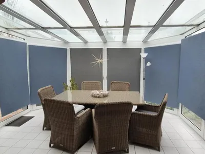 Der Wintergarten ist mit Rollos ausgestattet.