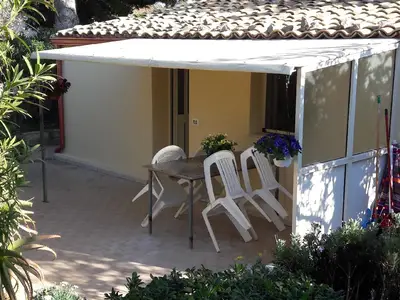 Außenansicht des Gebäudes. Ferienhaus Il Pino direkt am Meer auf Sizilien