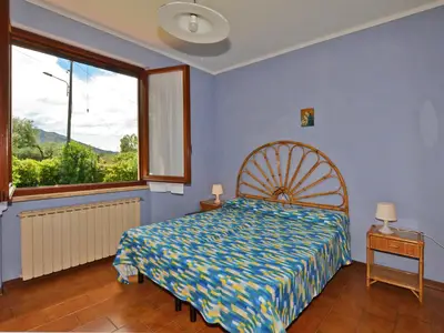 Ein Schlafzimmer mit Doppelbett