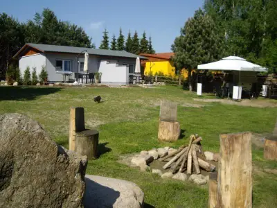 Blick vom Nachbargrundstück mit Feriehaus